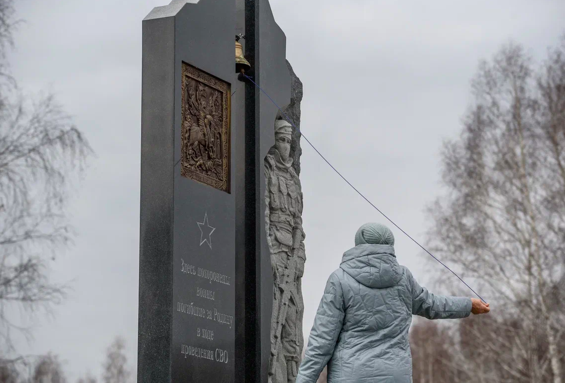 Фото Погибшие бойцы СВО, памятник Пригожину и слёзы родных. Как новосибирцы почтили умерших на Радоницу – репортаж с Гусинобродского кладбища 15